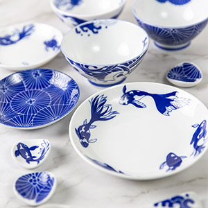 vaisselle bleue et blanche